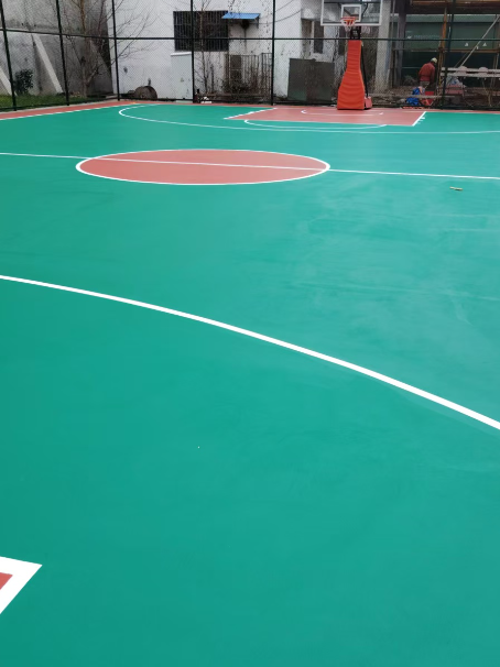 翁牛特 球场长期使用易出现地面开裂